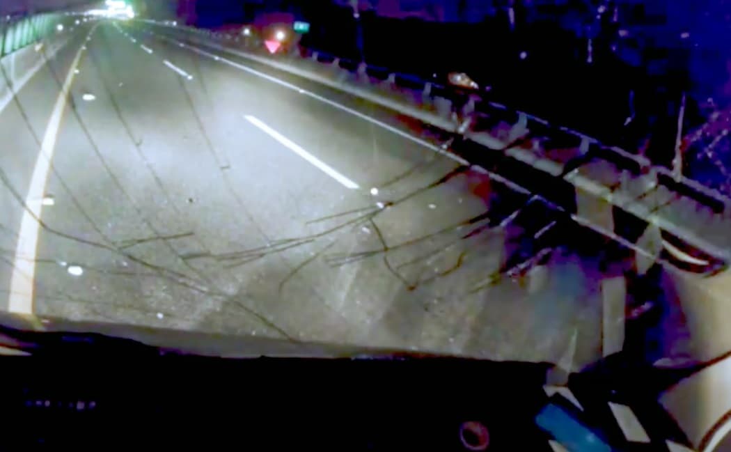在翻滾多達4、5圈後車輛幸運轉正，車上乘客送醫後也無大礙。（翻攝自臉書社團「台中踢爆網」）