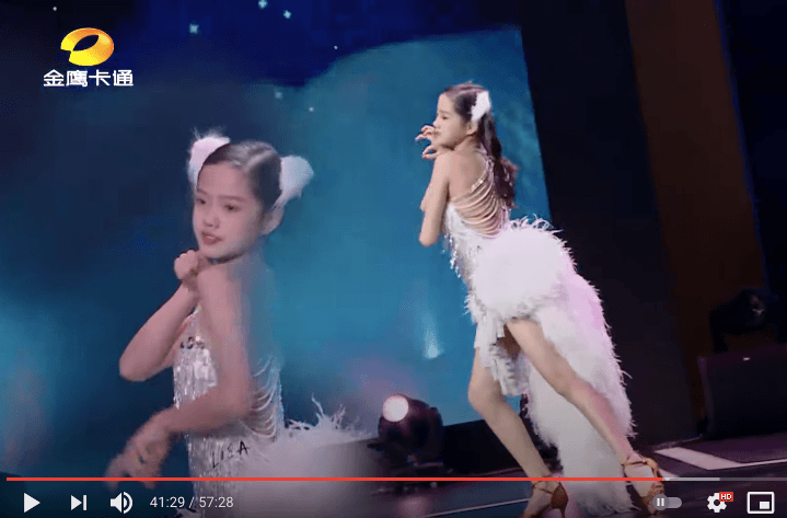 張思捷熱愛練舞，對表演很有要求會練習到滿意為止，12歲的她纖腰長腿跳起舞來頗具架勢，毫不遜色大人。（翻攝《跳舞吧少年Let's Dance！》節目畫面）