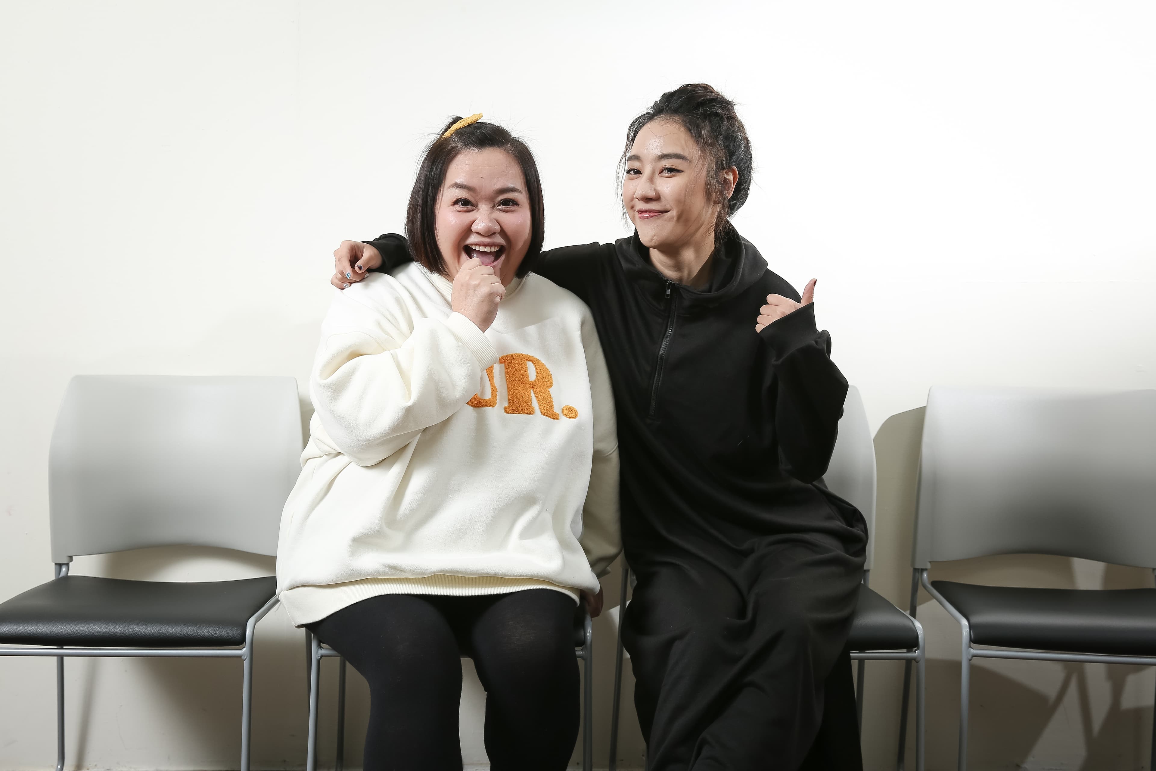 方宥心（右）將在綠光音樂劇《結婚！結昏？辦桌》飾演鍾欣凌（左）的姐姐，讓不少粉絲期待看到兩人的精彩互動。（本刊資料照）