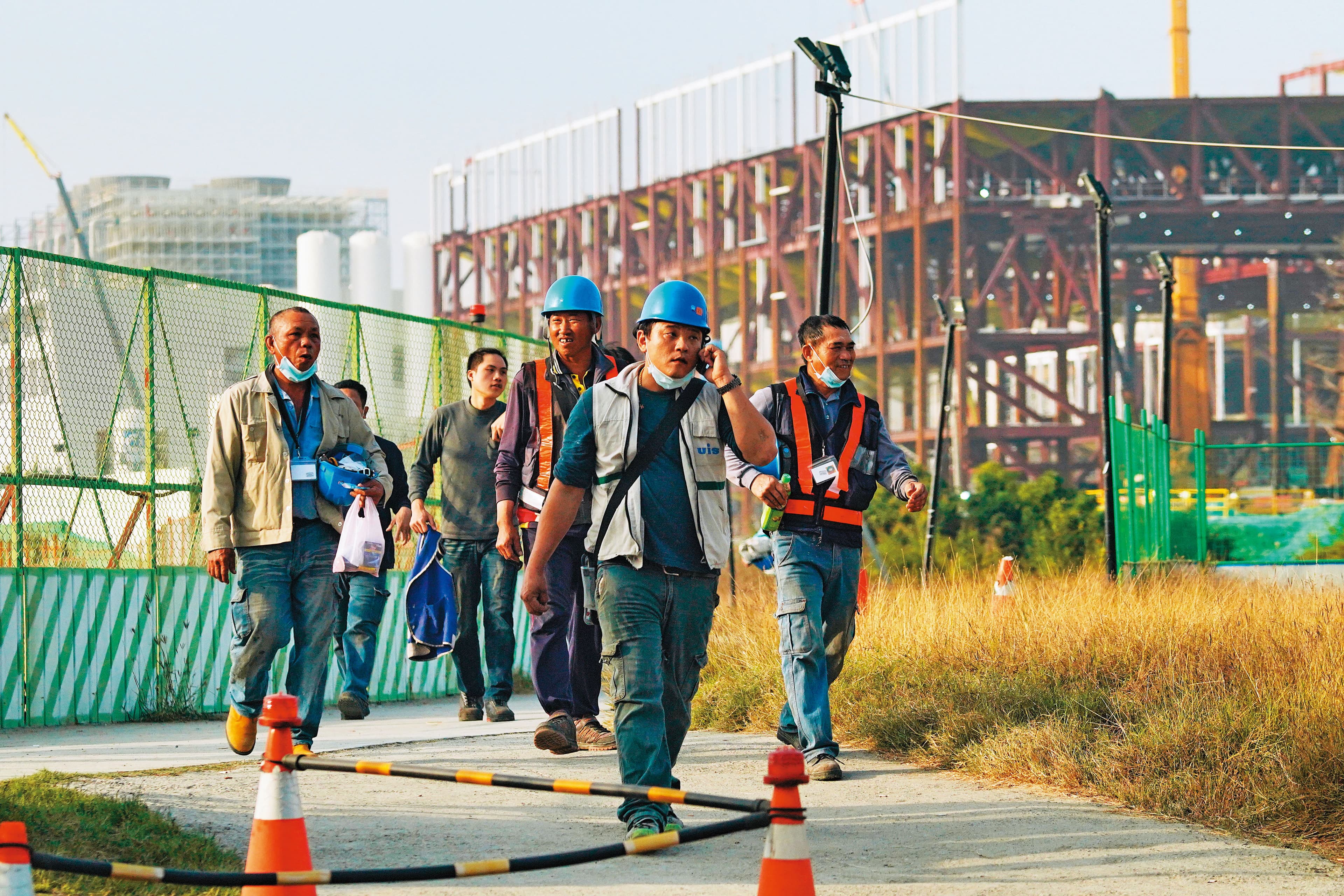 科技業回流建廠辦，工頭帶領底下工人四處趕工的情況已是常態。