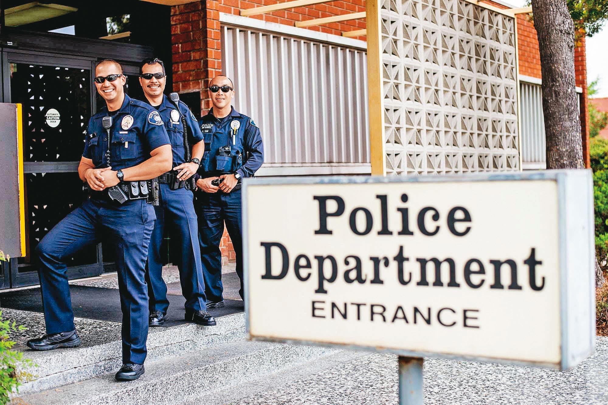趙駿亞被加州聖蓋博市警方逮捕帶回警局偵訊時，不願多談案發經過。圖非案發當時照片。（翻攝加州聖蓋博市政府官網）