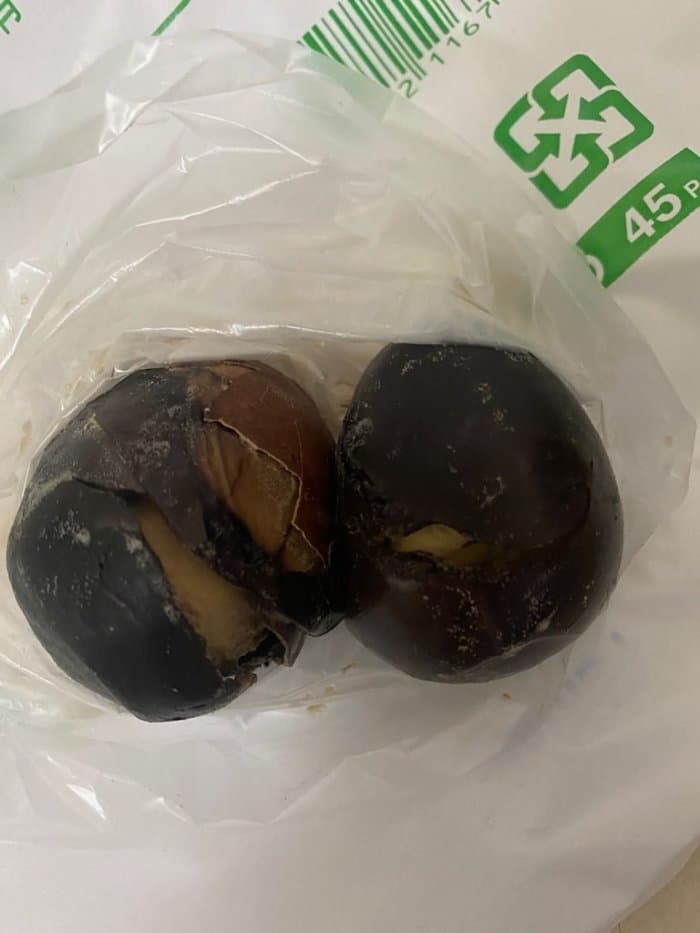 送來的兩顆茶葉蛋一顆完全無殼、另一顆殼只剩一點點，讓網友直呼「好噁心🤮完全不敢吃」。（翻攝自Dcard）