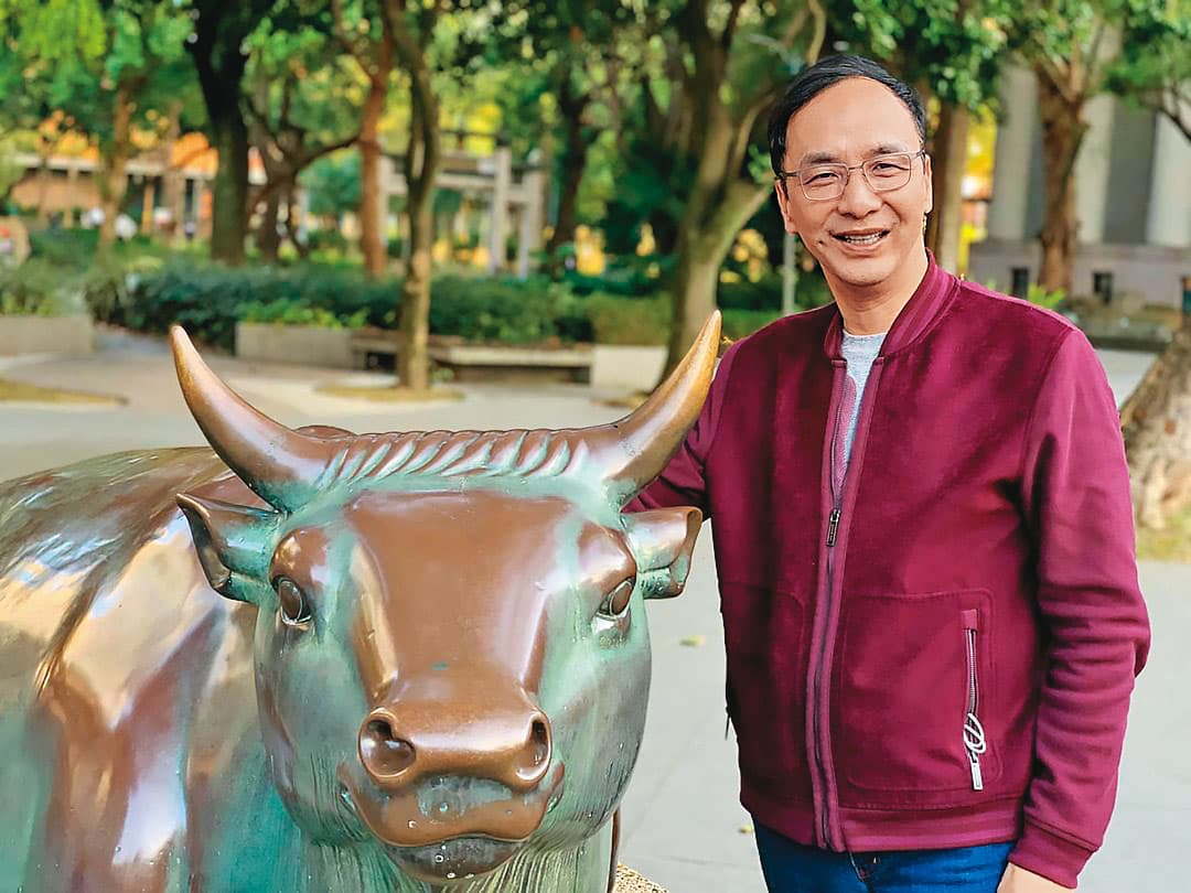 至今尚未表態是否參選黨魁的前新北市長朱立倫，仍頻對時事發表見解。（翻攝自朱立倫臉書）