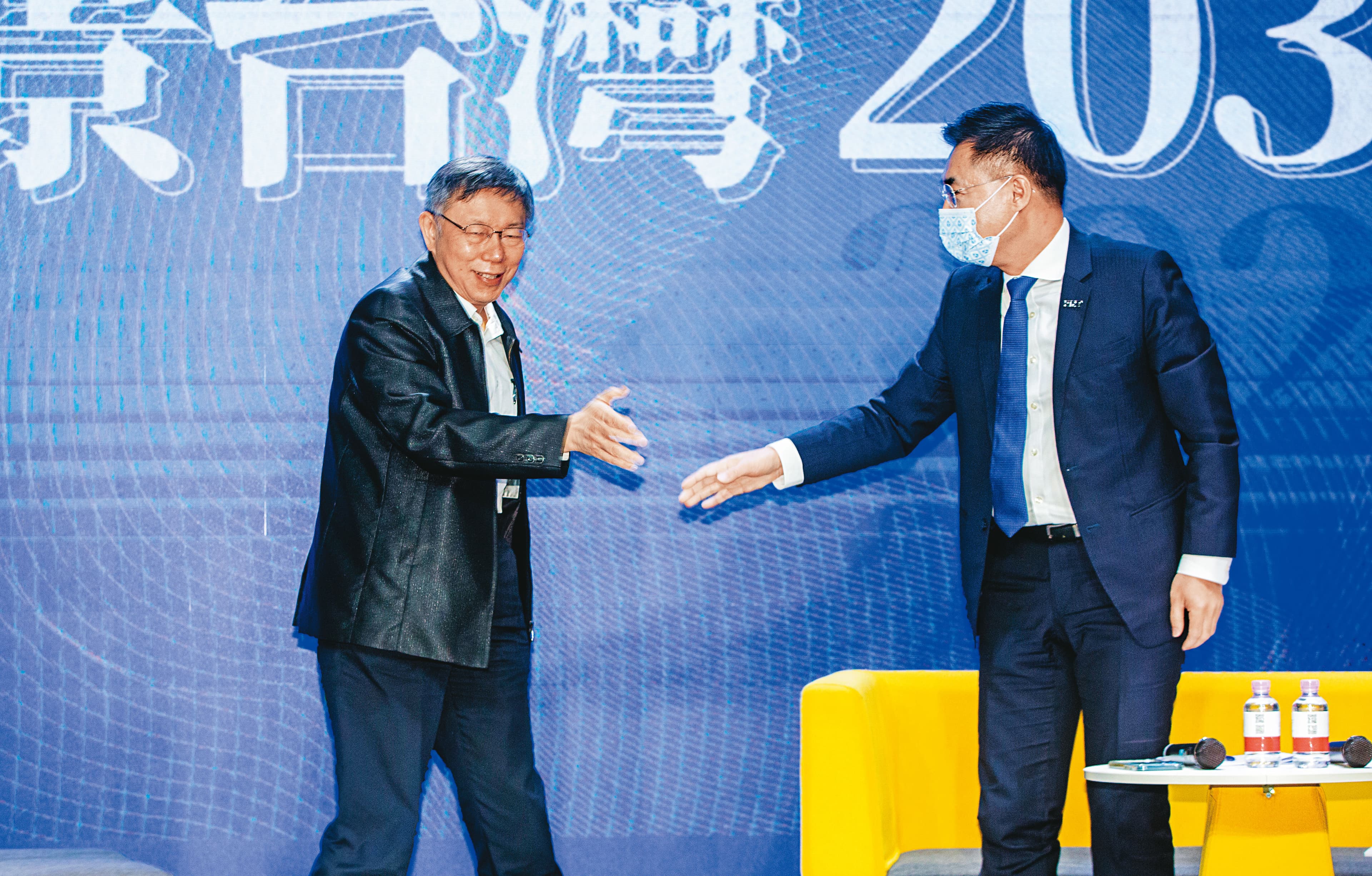 江啟臣（右）密邀身兼民眾黨主席的台北市長柯文哲（左）出席智庫論壇，掀起「藍白合」風暴。