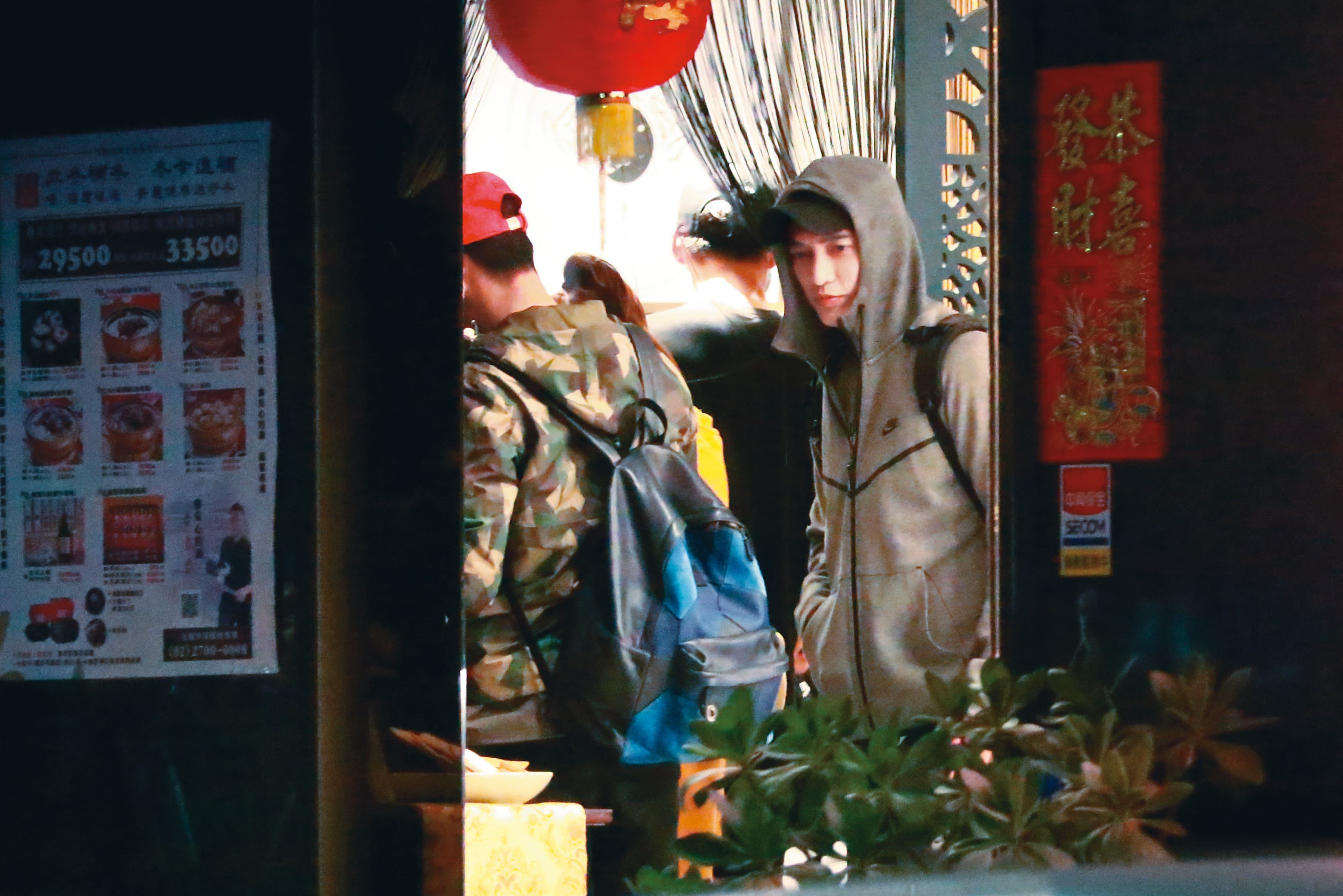 19：12，一群人走進一家漢方食養湯店用餐；王家梁整日行程滿檔無暇陪伴許維恩。