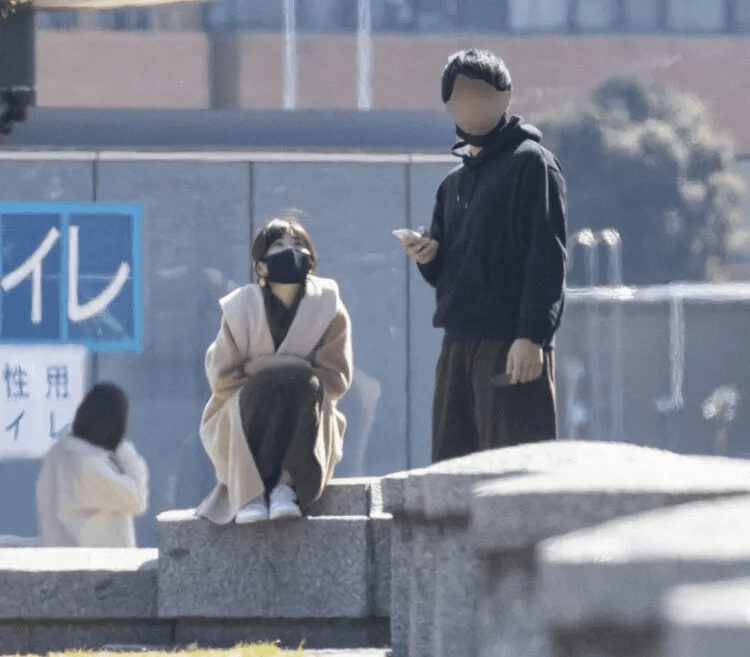 福原愛（左）約會沒有刻意變裝，兩人都不約而同地戴了黑口罩。（翻攝自《女性SEVEN》）