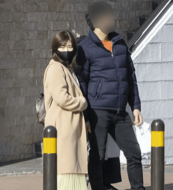 福原愛（左）與A男在橫濱約會，疑大方牽手。（翻攝自《女性SEVEN》）