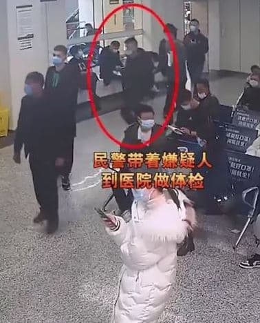 丈夫帶著嫌疑犯到醫院做體檢，竟巧遇獨自產檢的妻子。（翻攝自微博）