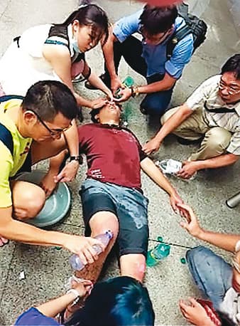 無辜傷者遭炸彈波及受傷，被抬到月台急救。（翻攝畫面）