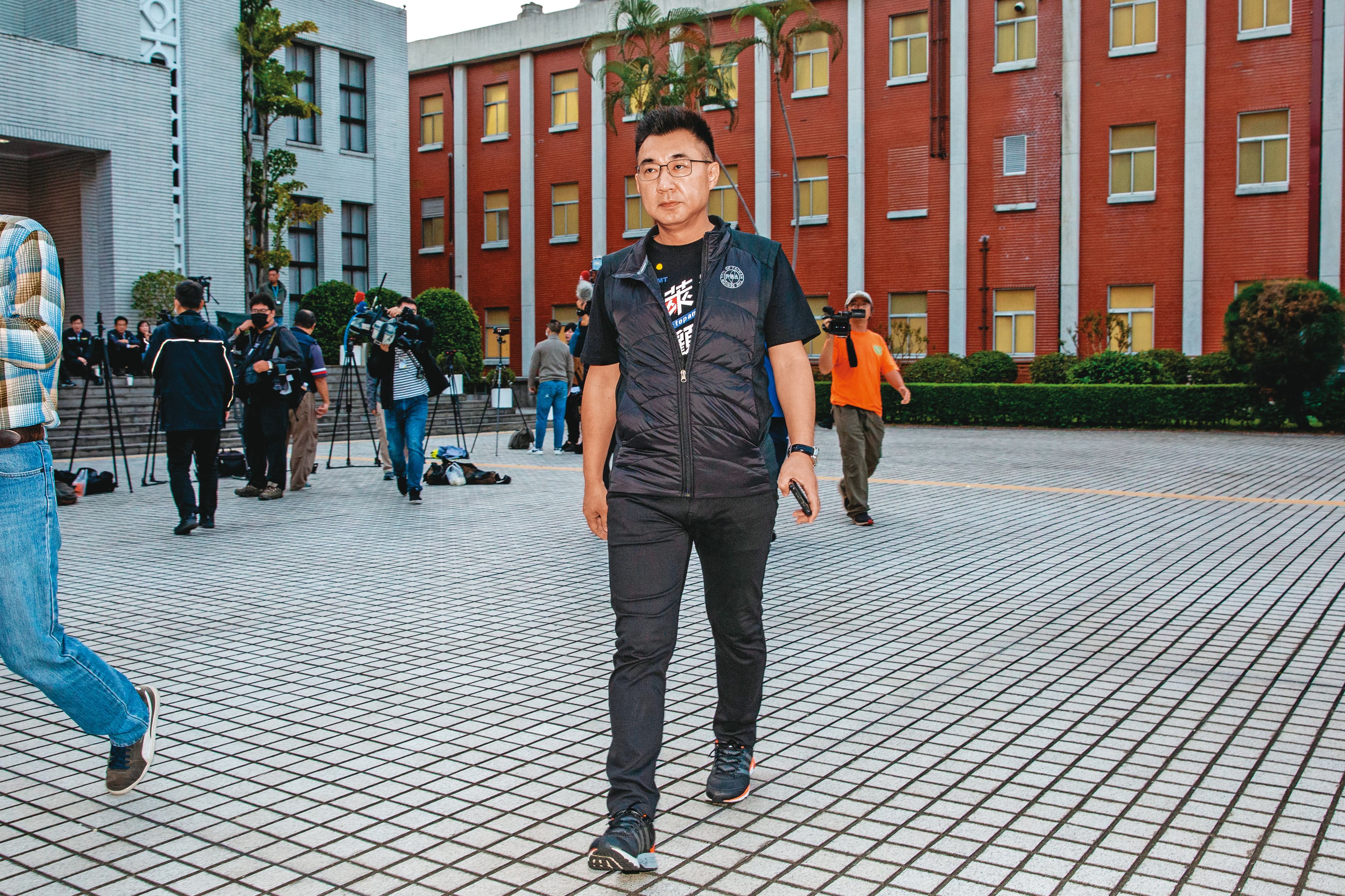 江啟臣欲爭取連任國民黨黨魁並宣布要當造王者，但串聯柯文哲的舉動被解讀江對直攻大位並未完全死心。