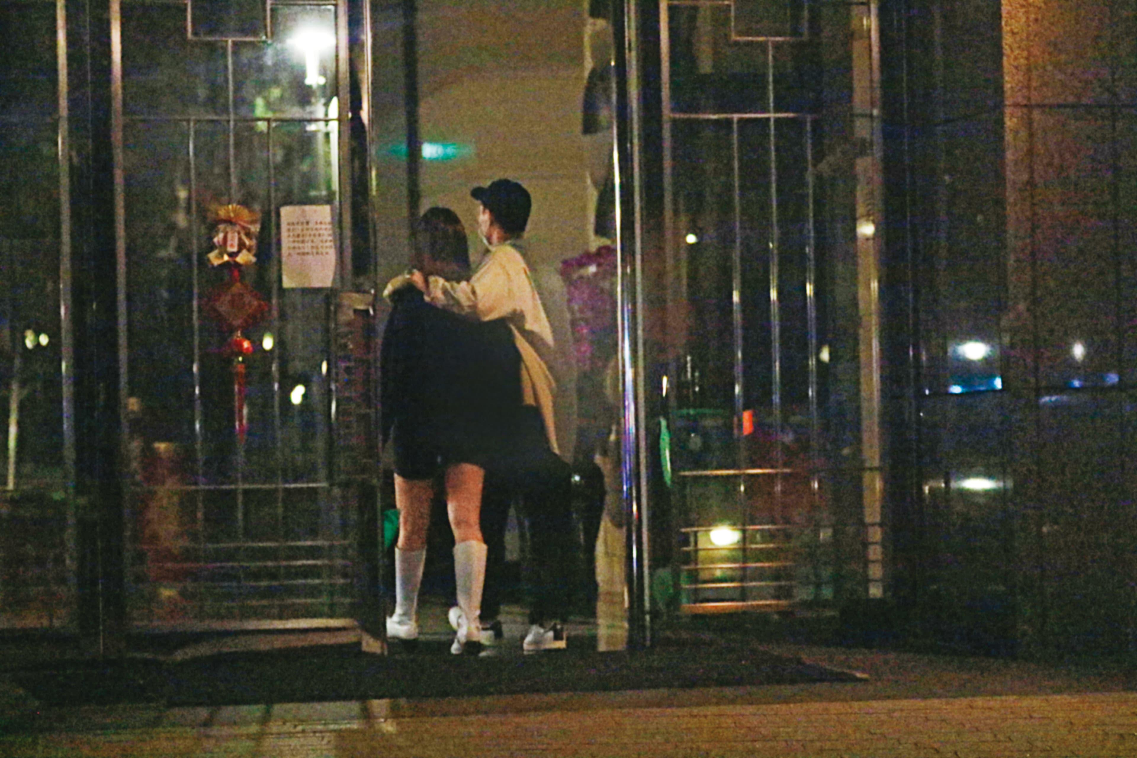 2/27 00:47 派對結束後，楊祐寧摟著老婆的肩膀一同回到才搬進不久的新家，夫妻甜蜜如故。