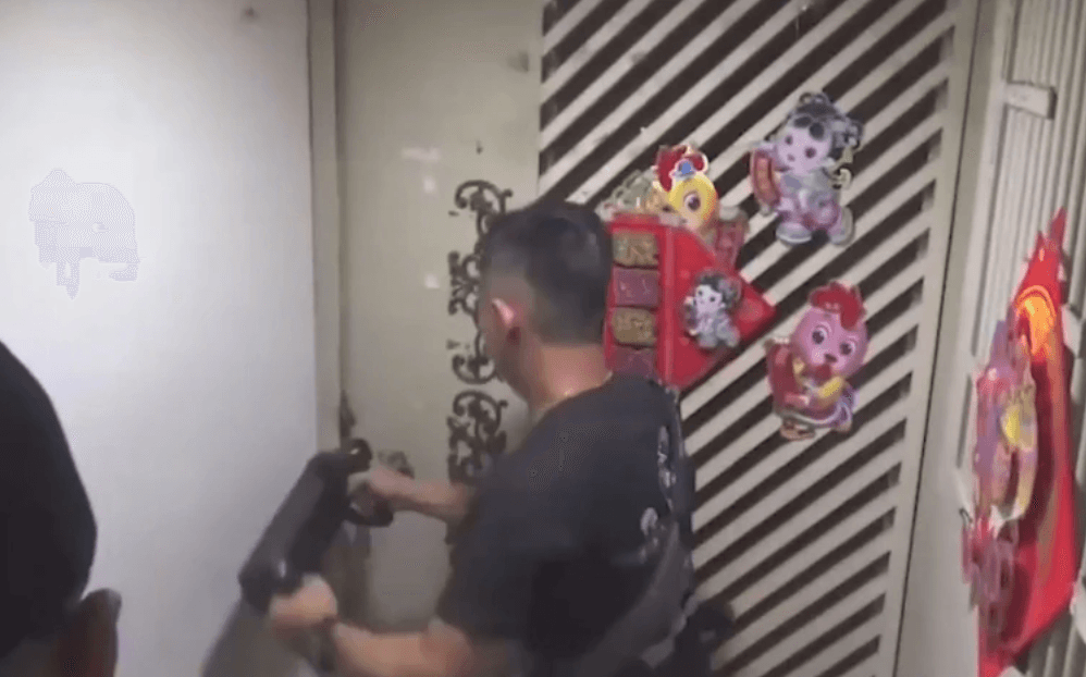 警方持工具破門而入。（萬華分局提供）