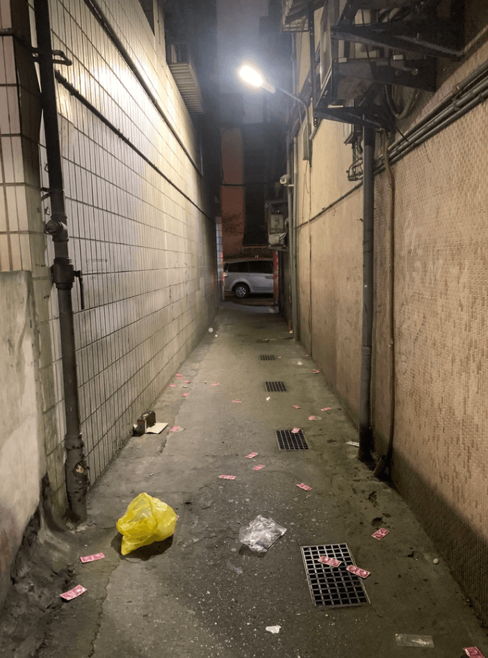 警方為保全證據撿拾保險套，有些還是嫖客用過的。（萬華分局提供）
