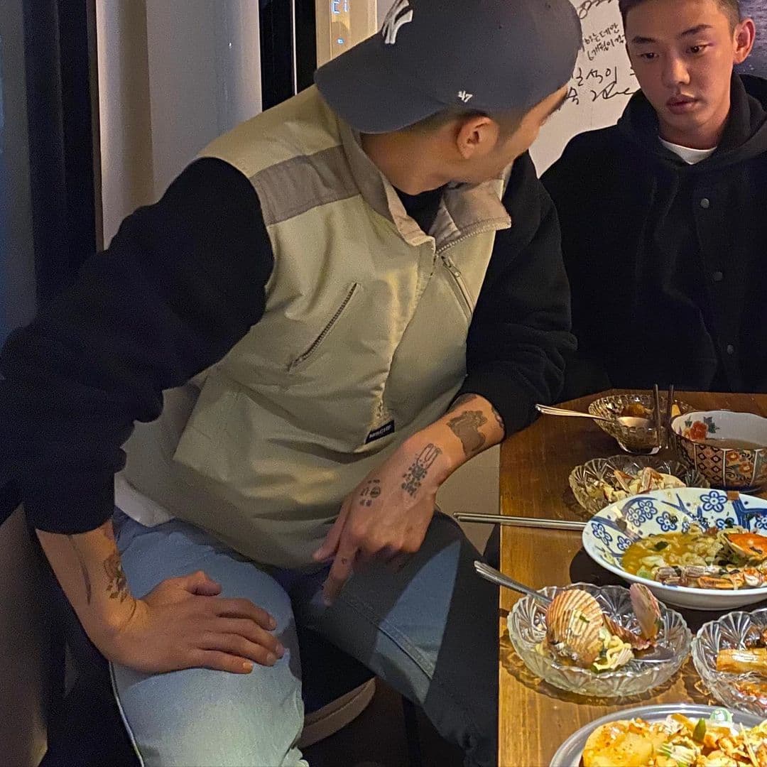 崔男（左）的IG除了一些藝術品及自拍照，就是滿滿的與劉亞仁（右）有關的照片，也有多張兩人合照。（翻攝自@haneyl_choi IG）
