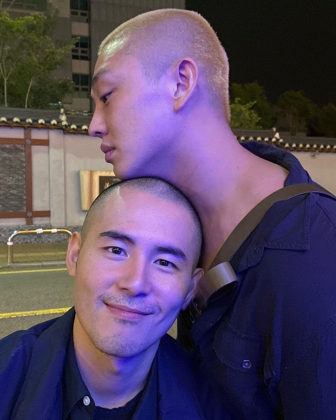 劉亞仁（右）曾在「國際出櫃日」曬出與男性親密貼頭照，當時就引起熱議。（翻攝自@hongsick IG）