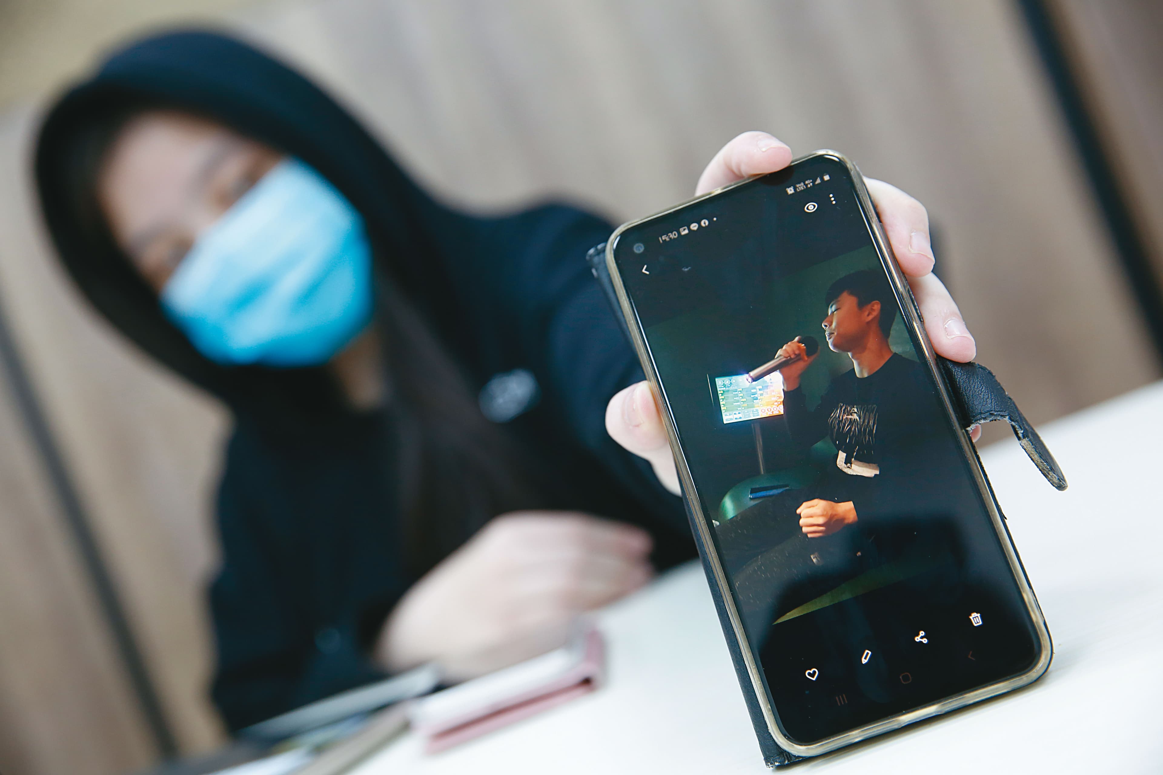 護理師純純（化名）被愛沖昏頭，陸續被騙走了上百萬元。