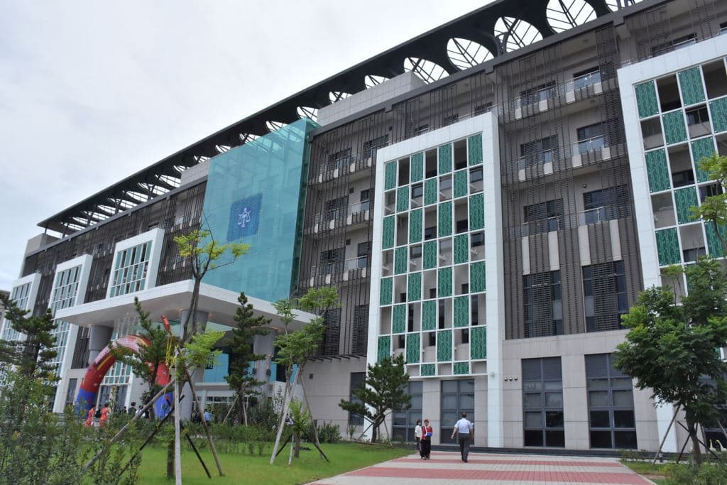 法官認定張男與林女互動親密，讓妻子遭受精神上極大痛苦，嚴重侵犯配偶權，因此判賠25萬。（新竹縣府官網）