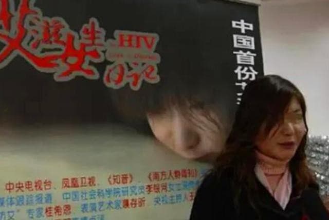19年後的朱力亞走出陰霾，持續做公益。（翻攝自微信公眾號）