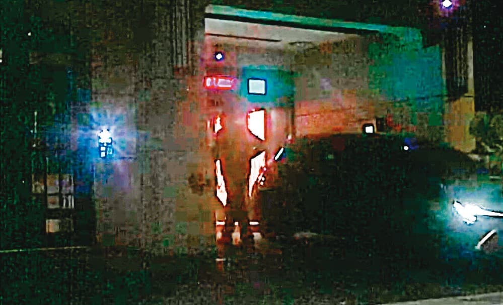 2020年11月11日23：05男先上樓。王定宇才剛入門不到1分鐘，停好車的顏若芳也隨後踏進自家大門。