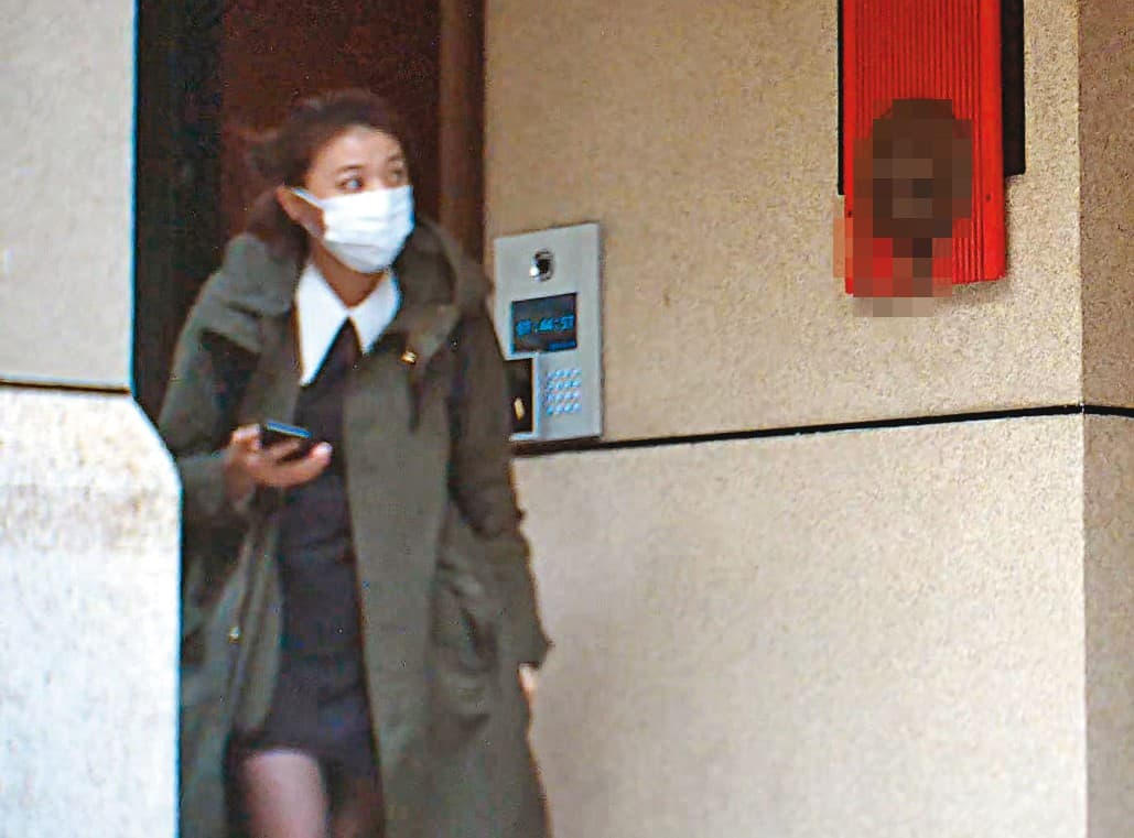 2020年12月7日7：44樓下等待。王定宇在顏若芳家過夜，都由顏先前往住處車庫取車，王隨後才出門搭她車一同離開。
