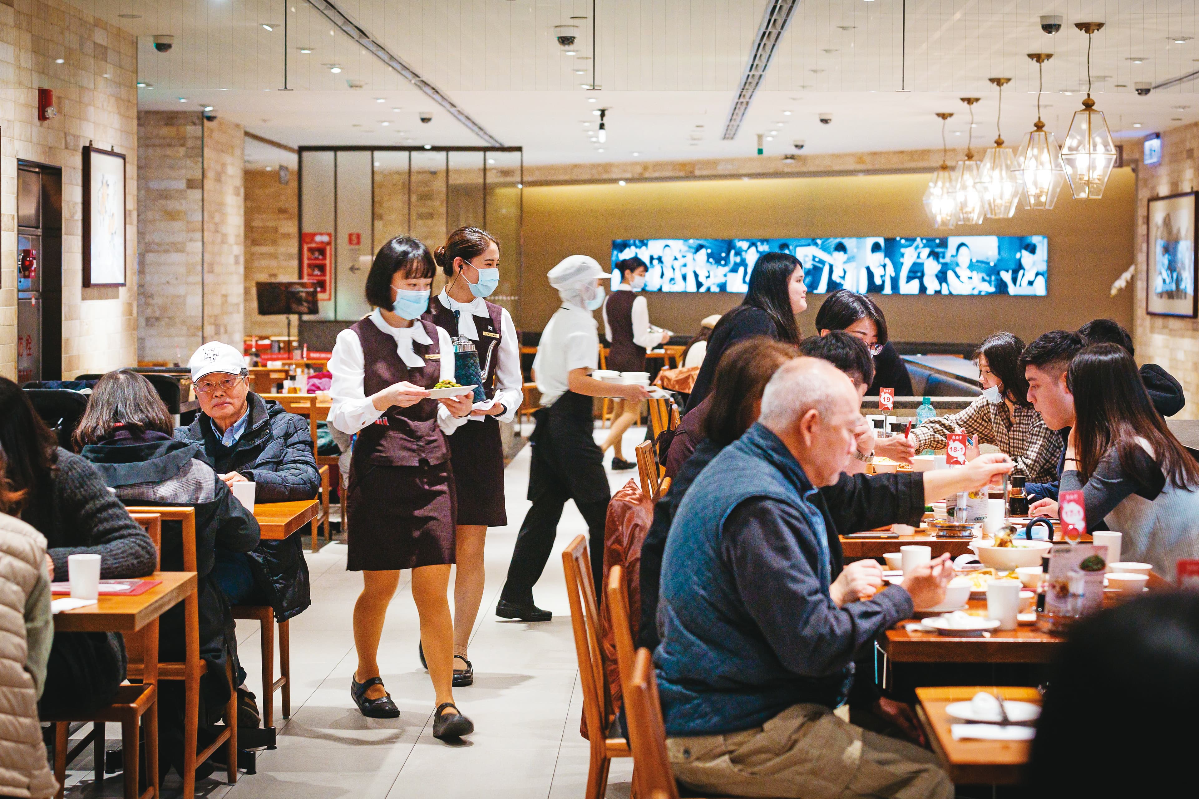 鼎泰豐是排隊名店，即使生意受疫情影響下滑，但店內客人還是不少。