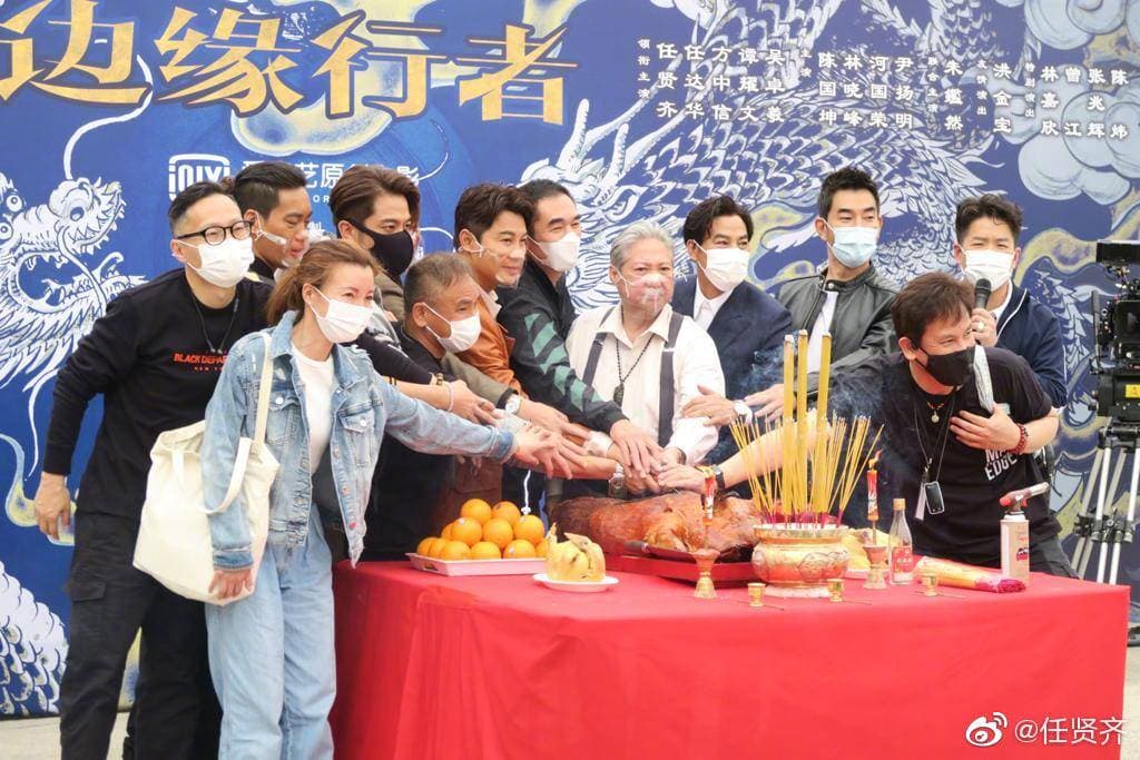 儘管洪金寶僅是客串，仍以大哥大身分站在C位，見他重返影壇，後輩及粉絲都很開心。（翻攝自任賢齊微博）