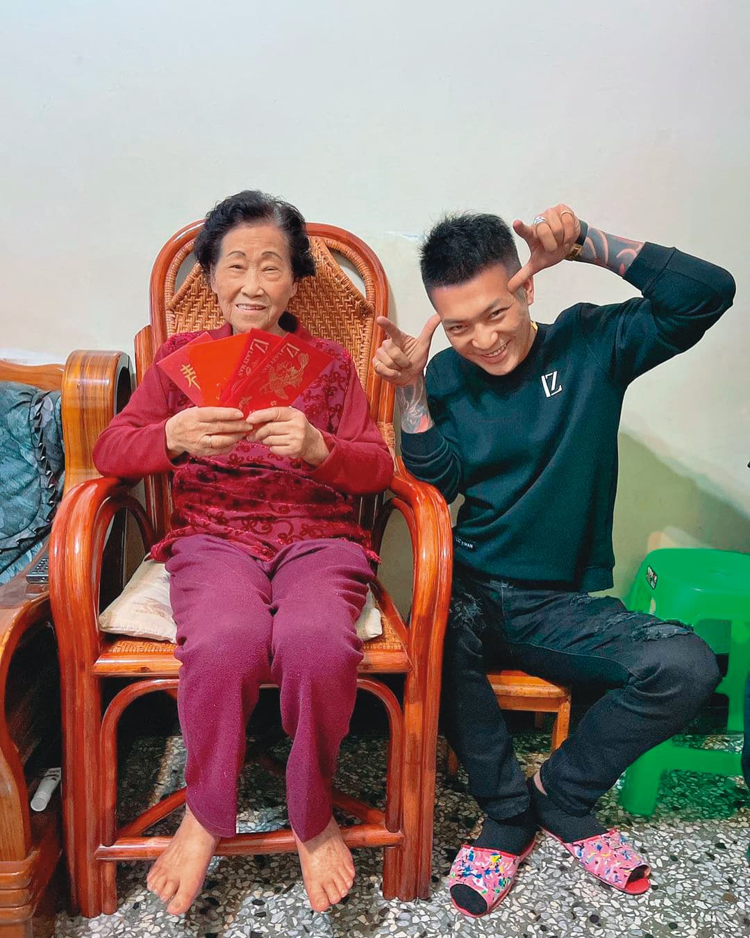 鳳梨和阿嬤感情相當好，過年時還包了大紅包。（翻攝自鳳梨IG）
