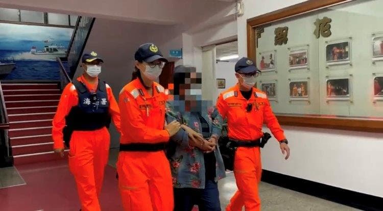 王姓婦人要前往小琉球旅遊，因實名制查核身分，意外發現自己是逃逸16年的通緝犯。（海巡署提供）
