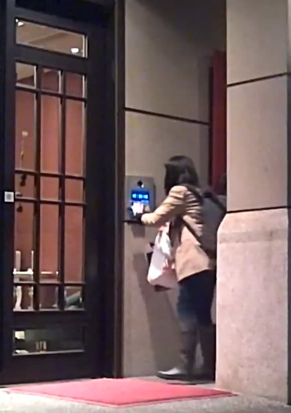 2021年3月2日19：42：38，顏若芳回家。