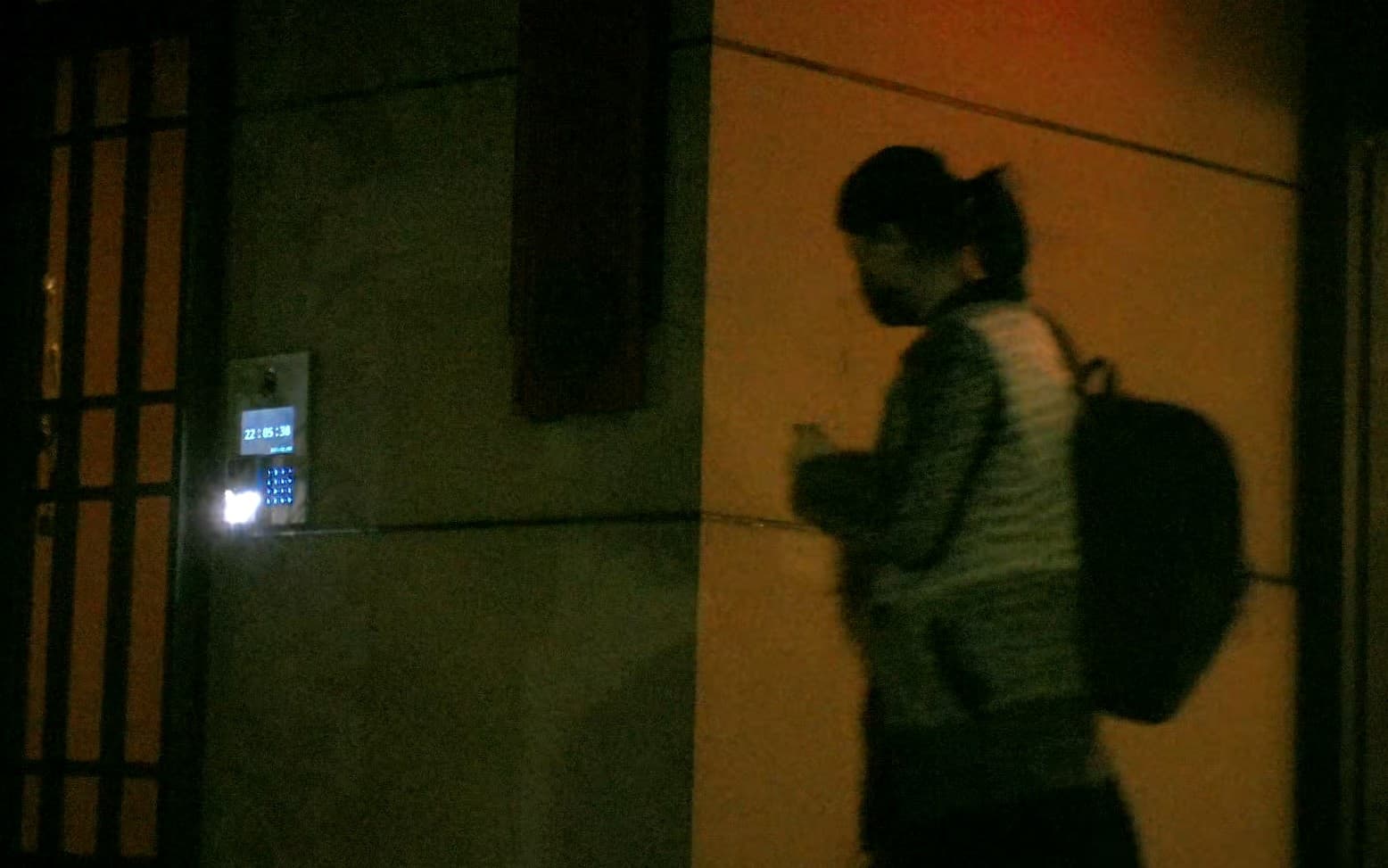 2021年3月4日22：23：48，顏若芳回家。