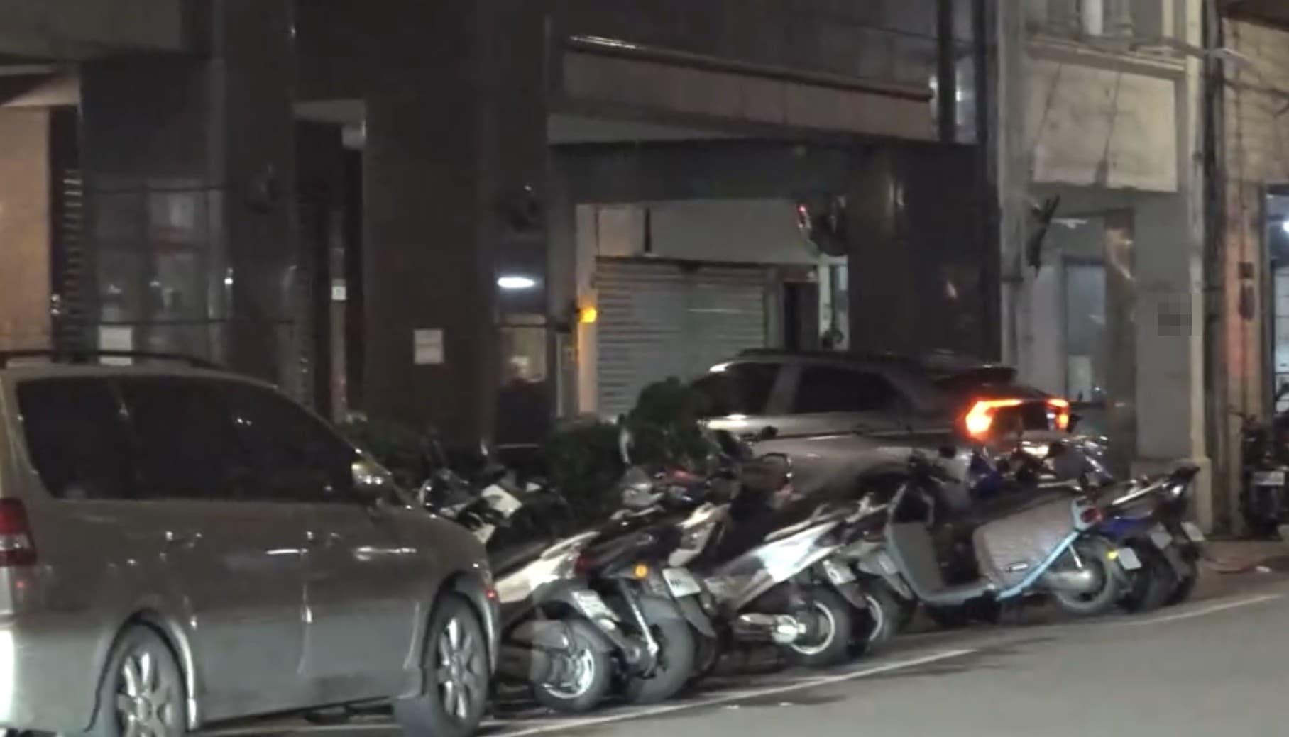 2020年10月23日18:41，顏若芳開車駛入北市天水路住處。