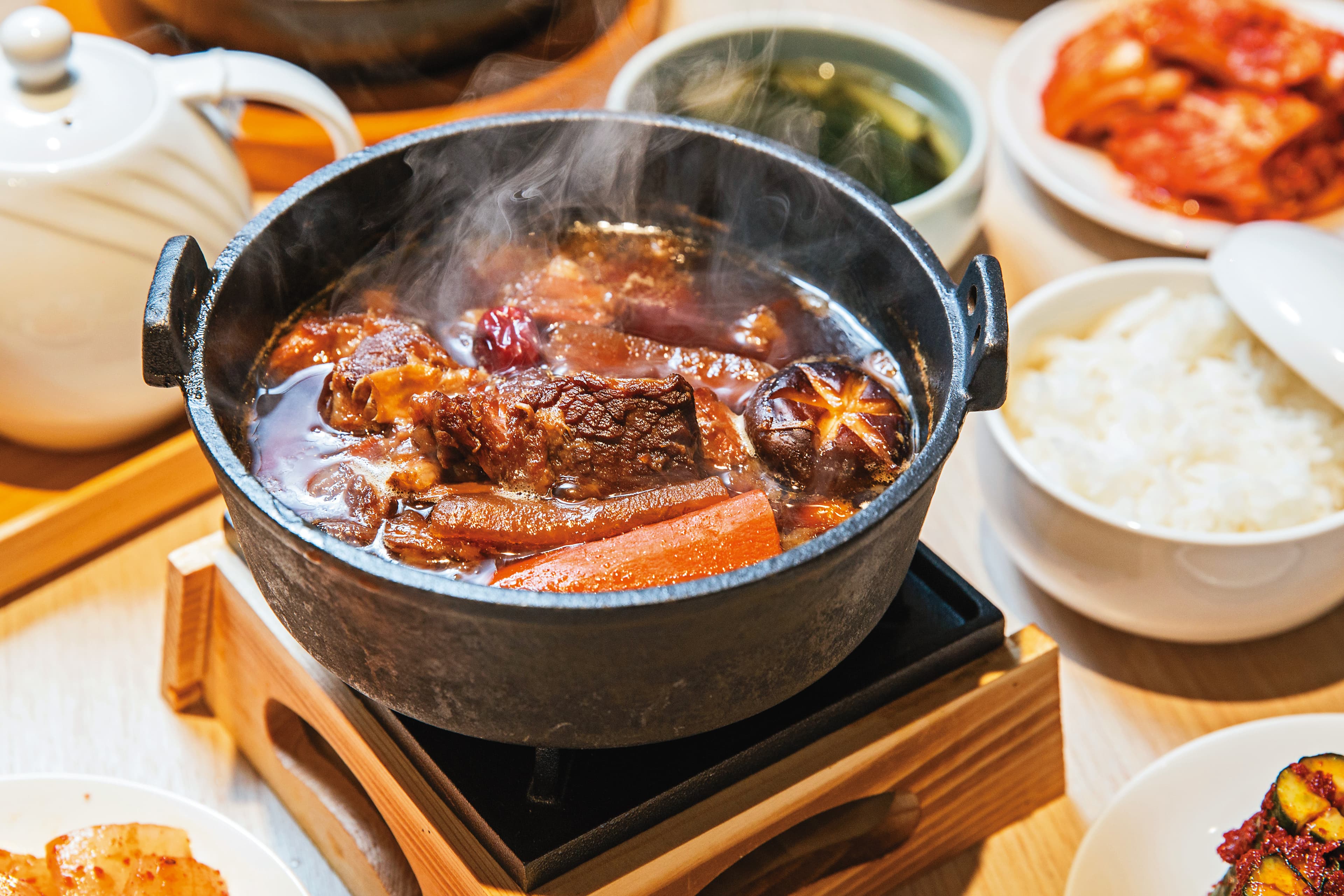 上桌後小火繼續滾的燉牛小排，入口即化，湯汁也十分下飯。（418元／份）