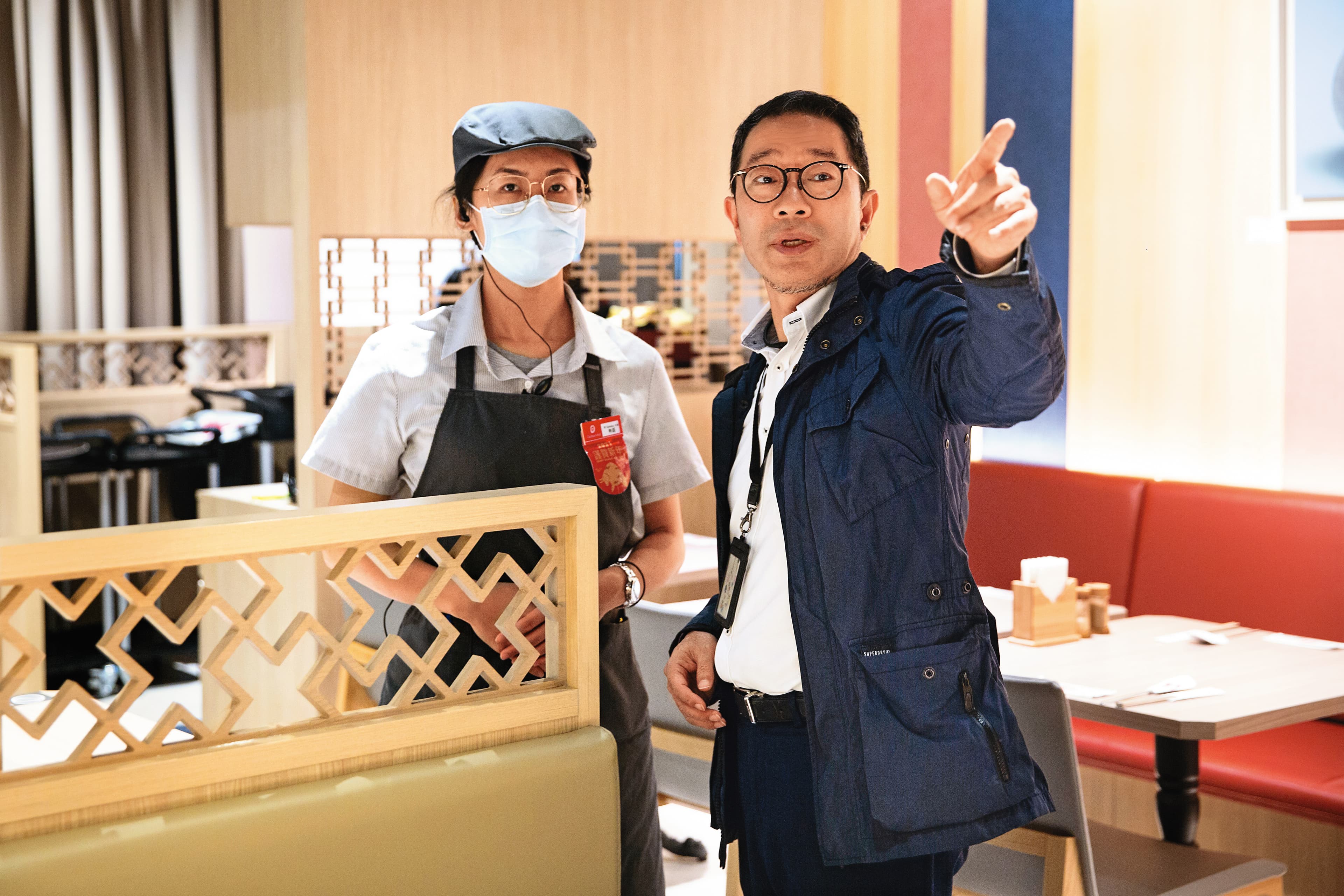 卸下專業經理人身分，56歲才真正創業的周繼正（右），顯得戰戰兢兢。