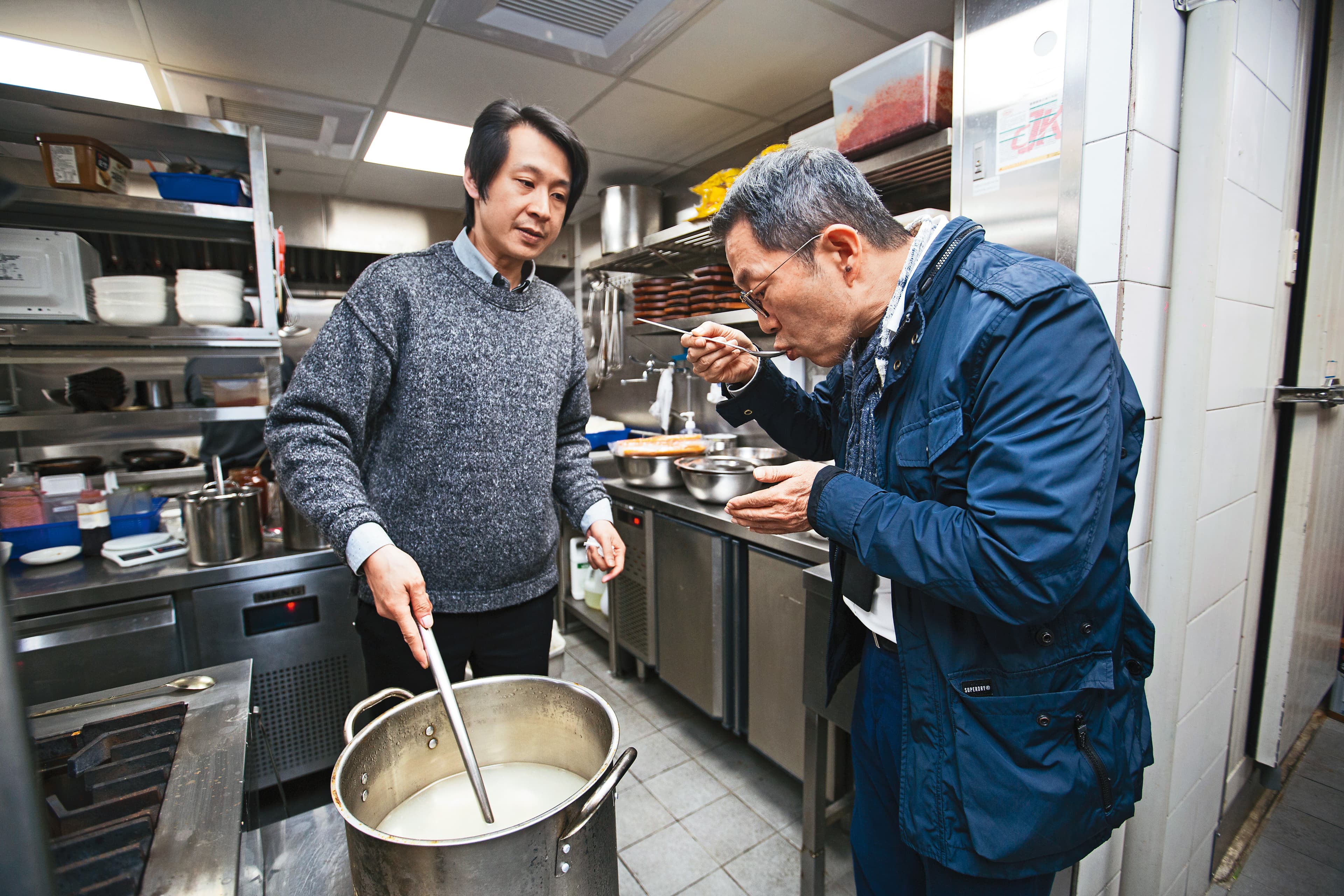 從鷄三和挖來的部長（左），是餐廳唯3知道配方的人，還要跟SAIKABO總部簽保密條款。