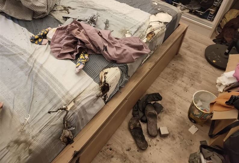 前空姐涉嫌潑油縱火，房間被燒得一片狼籍。（翻攝畫面）