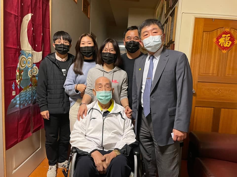 部桃護理師一家7口染疫，如今已恢復正常生活。（翻攝自王必勝臉書）