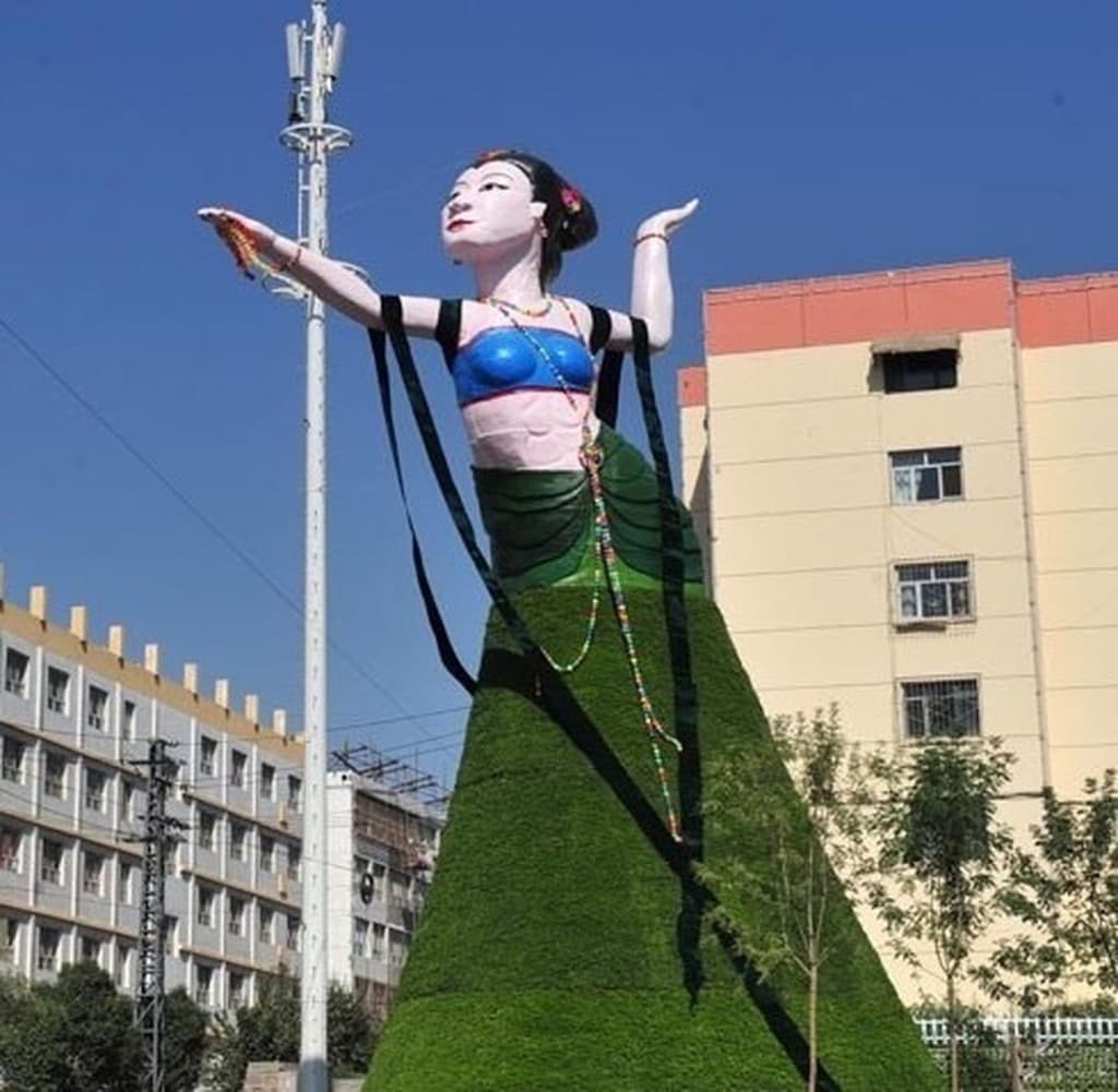 新疆的飛天女神雕塑，只存在三天。（翻攝自微博）