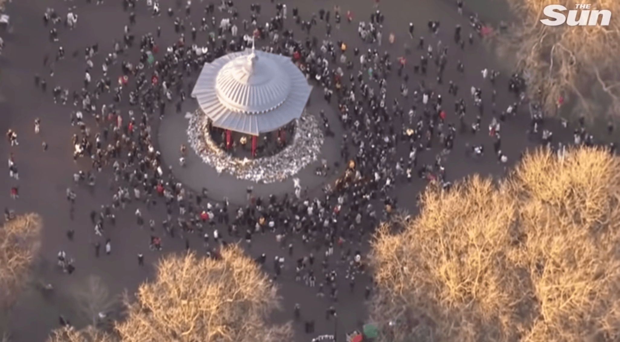 約有1500民眾13日聚集在克拉珀姆公園，悼念艾佛厄特。（翻攝The Sun畫面）