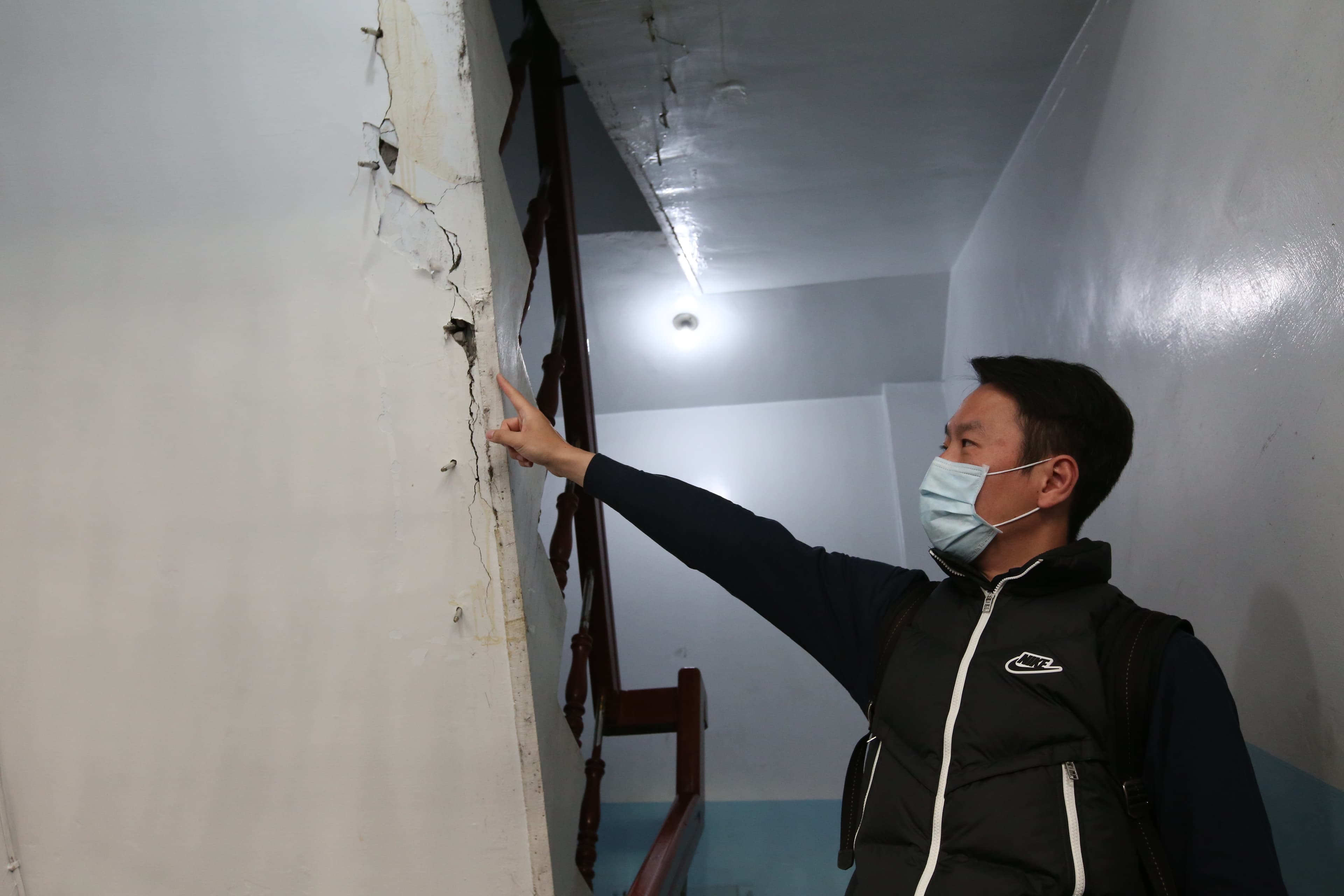 建物樓梯雖曾經過補強，但不久後裂縫又加大，住戶認為與新埔國小施工脫不了關係。