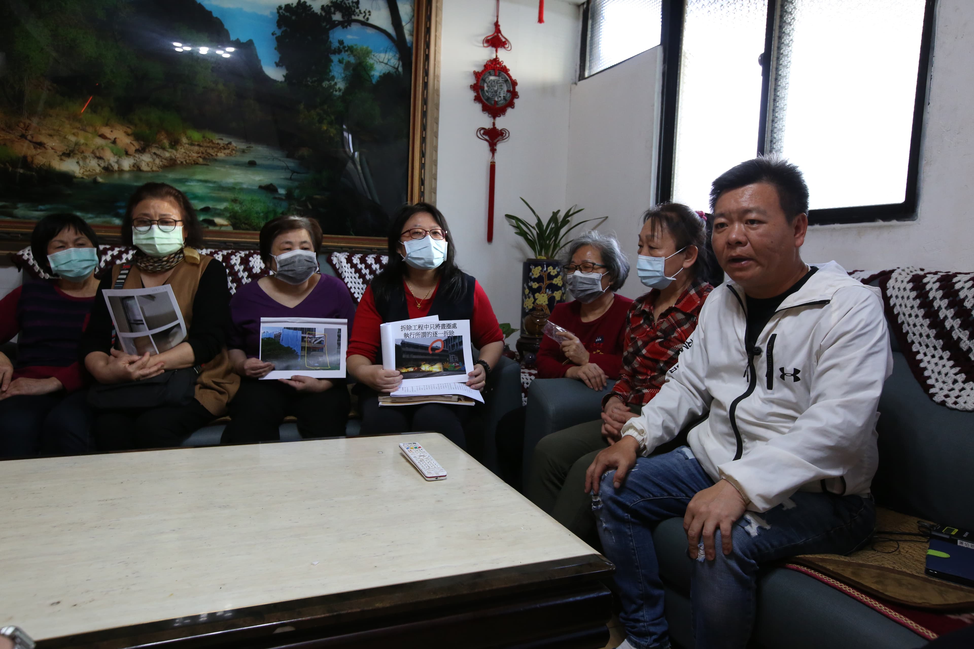 胡先生及受災戶們組成自救會，向新北市府和工程包商抗議。