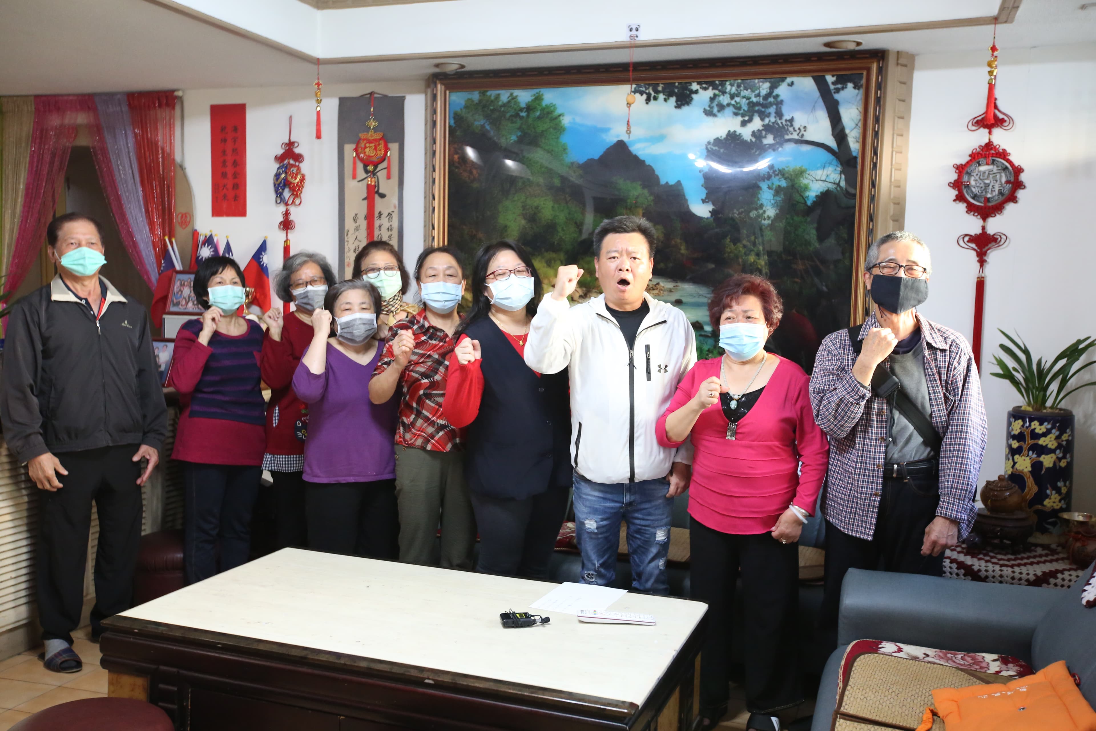 住戶們對於包商和市府的消極、卸責的態度相當不滿，誓言繼續抗爭。