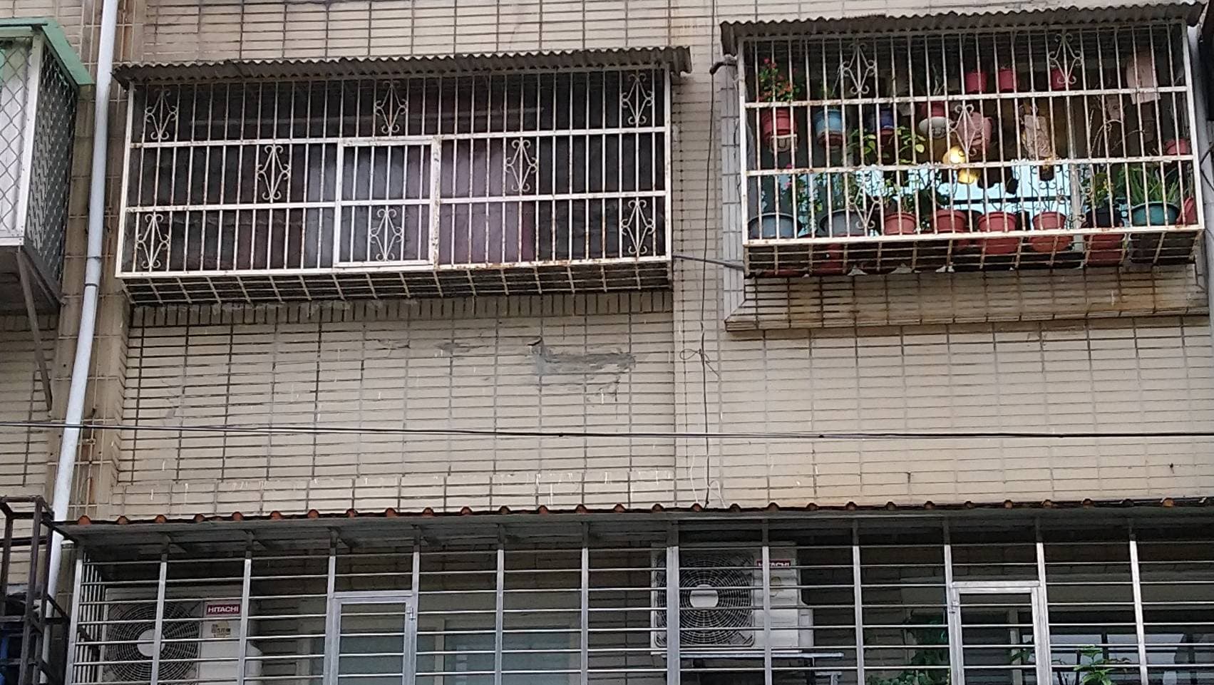 公寓外牆也疑似因新埔國小施工關係，出現一道長長的裂縫。（讀者提供）