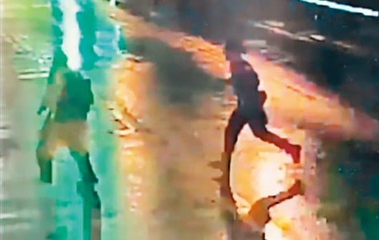 于姓房仲（左）砍人後企圖逃跑，警方（右）在後追趕將他逮捕到案，過程全被監視器錄下。（翻攝畫面）