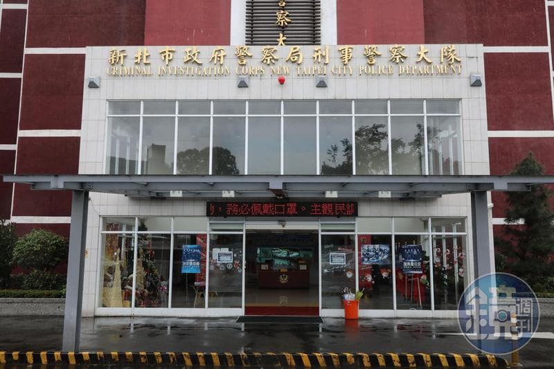 眾所矚目的館長槍擊案新北市刑大繼發生手錶遭竊後，近日又在天花板搜出槍毒。