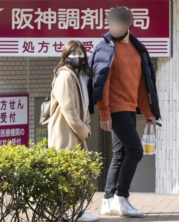 福原愛（左）與貌似日本棒球金童大谷翔平的學弟（右）到賓館過夜，男方身穿有「鷹標」的ARMANI上衣。（翻攝自《女性SEVEN》）