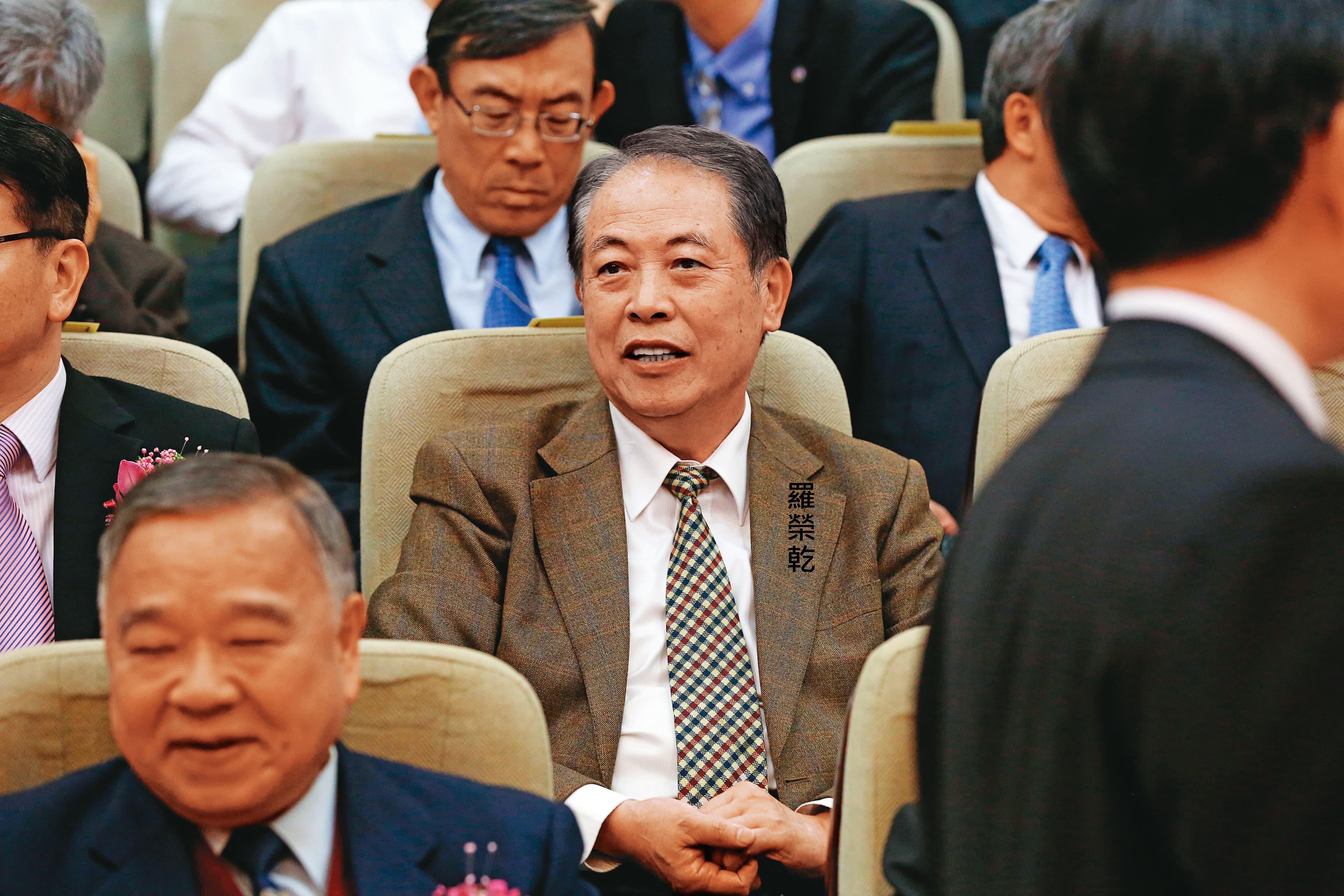 翁茂鍾將檢舉信交給時任台北地檢署主任檢察官羅榮乾，再由北檢立案偵辦。