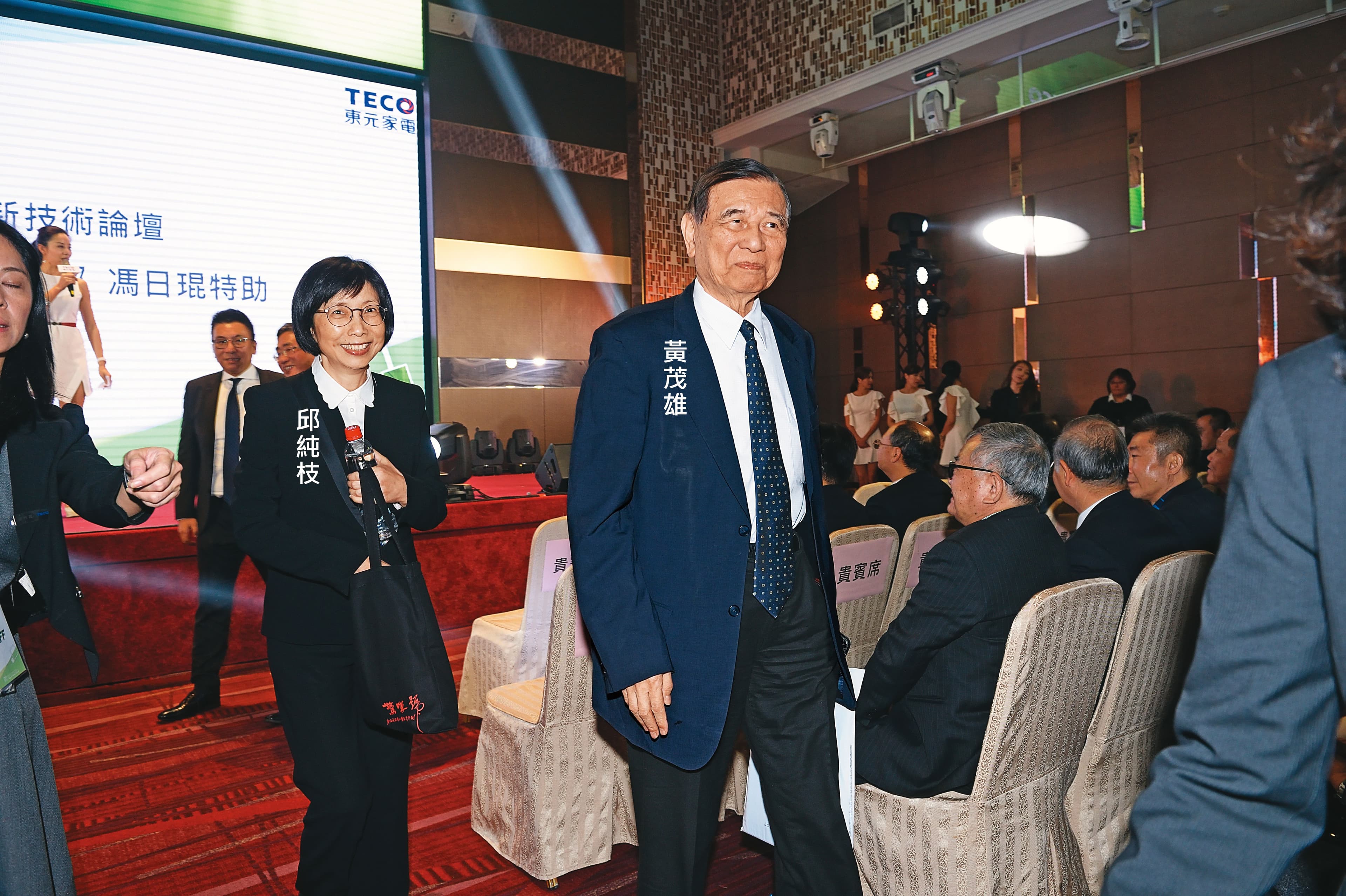 黃茂雄退居幕後改任會長，董事長邱純枝因聽話備受黃茂雄重用。