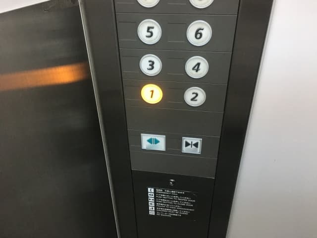 電梯維修業者表示，民眾若受困電梯千萬不要硬扳開門，以免發生墜樓意外。（示意圖，Photo-AC）