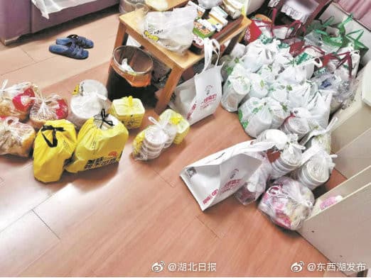 汪姓女子點了2千多份餐點，導致家中被塞爆。（翻攝自微博）