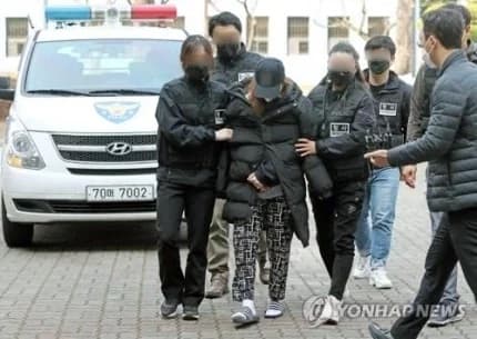 警方迅速逮捕遺棄女童的金女，當時誰都沒想到案情會這麼複雜。（翻攝自《韓聯社》）